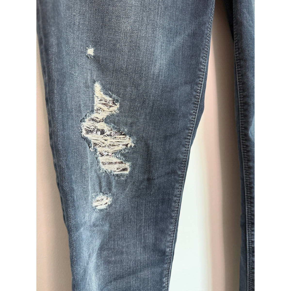 WHITE HOUSE BLACK MARKET The Skinny Jeans with Sequin Distress NWT Size 4